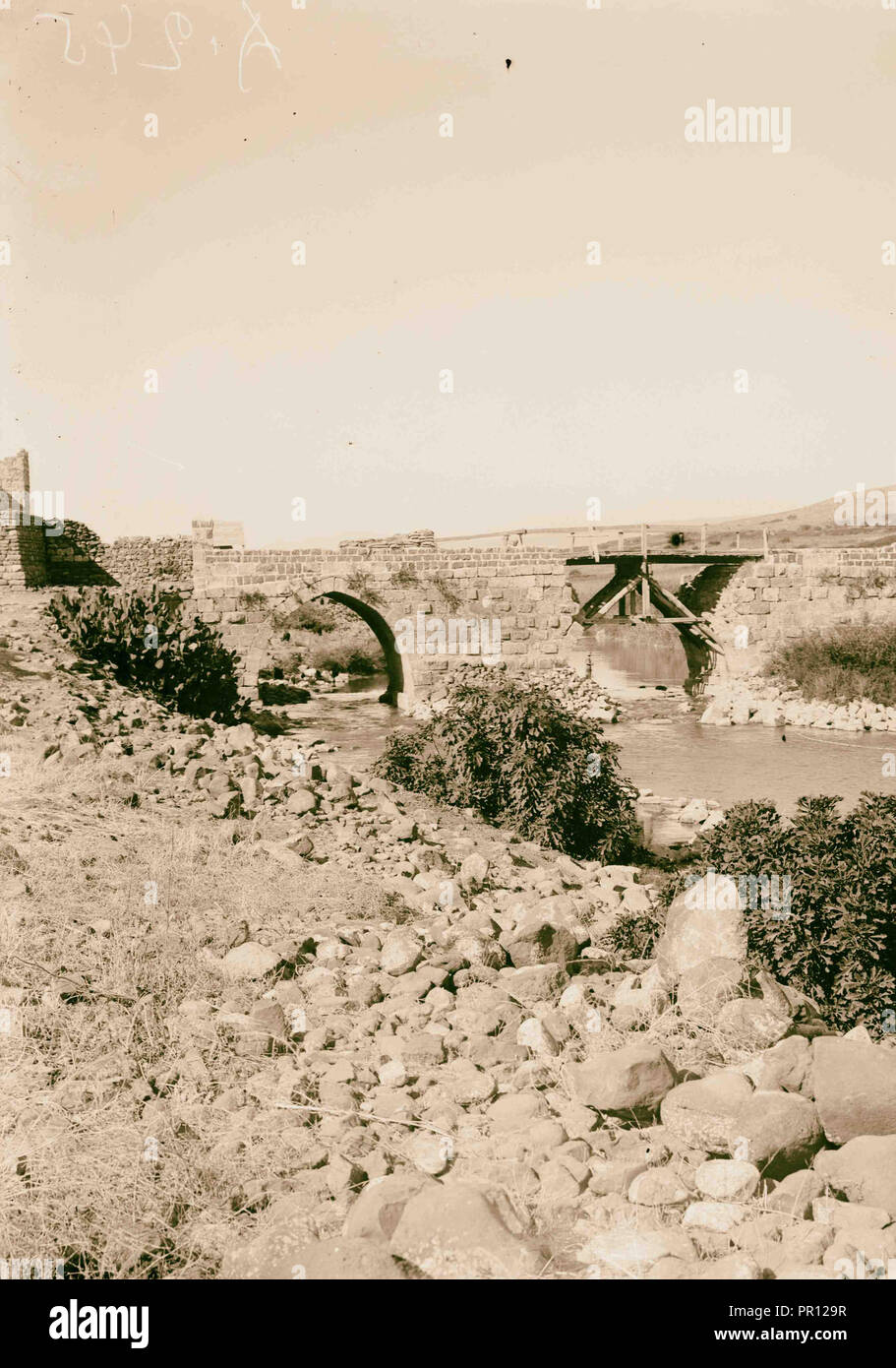 Vues du nord. Pont sur la Jordanie ; Jisr Banat Yacoub. 1900 Banque D'Images