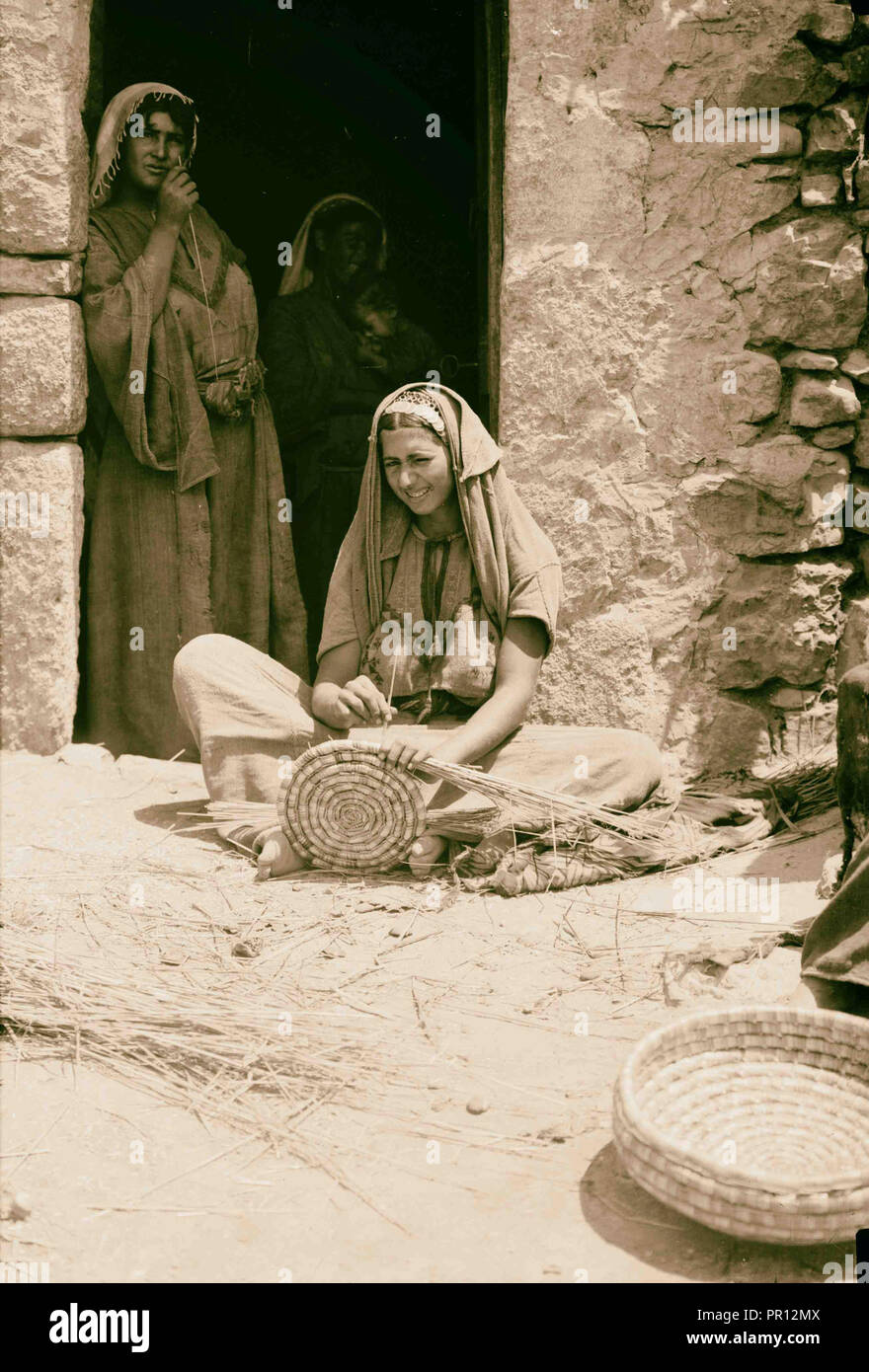 Différents types, etc. Woman making panier de paille. 1900 Banque D'Images