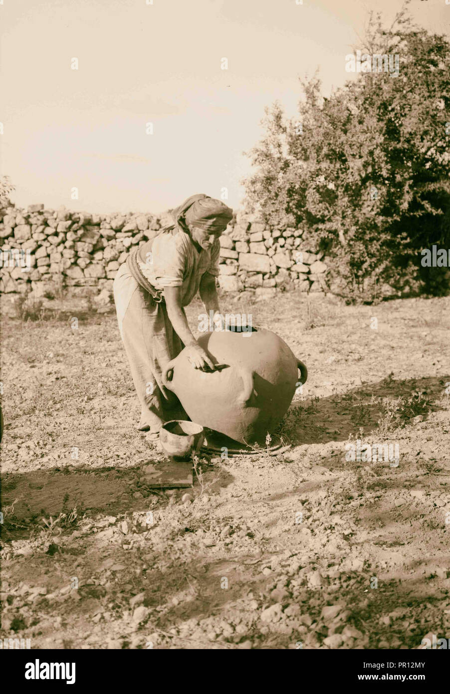 Différents types, etc. femme faisant une jarre. 1900 Banque D'Images