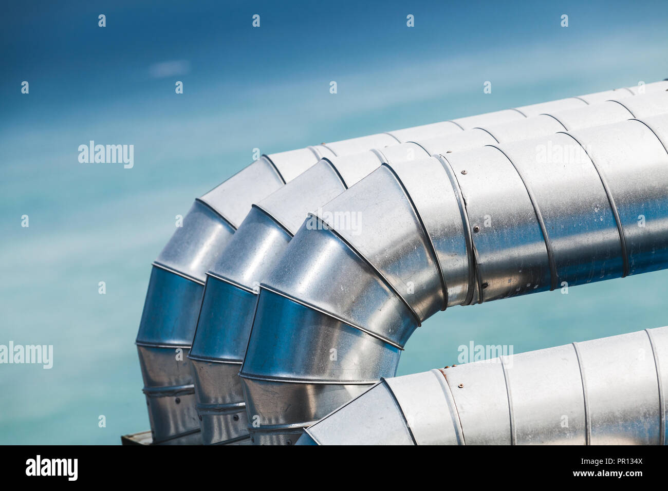 Pipeline d'air industriel constitué de tubes en métal brillant Banque D'Images