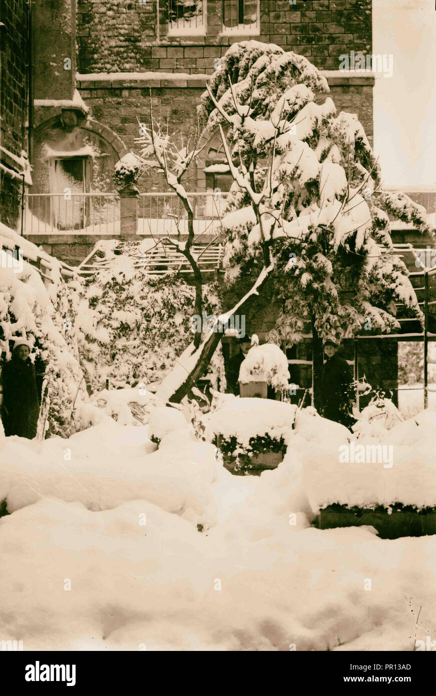 Jérusalem au cours d'un hiver neigeux et les arbres de la Cour chargés de neige. 1900, Israël Banque D'Images