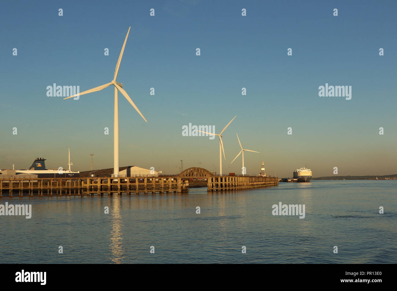 Port de Tilbury Wind Farm, à bord du bateau à aubes Waverley, Tamise, Londres, Royaume-Uni, 27 septembre 2018, photo de Richard Goldschmidt Banque D'Images Port de Tilbury Wind Farm, à bord du bateau à aubes Waverley, Tamise, Londres, Royaume-Uni, 27 septembre 2018, photo de Richard Goldschmidt Banque D'Images