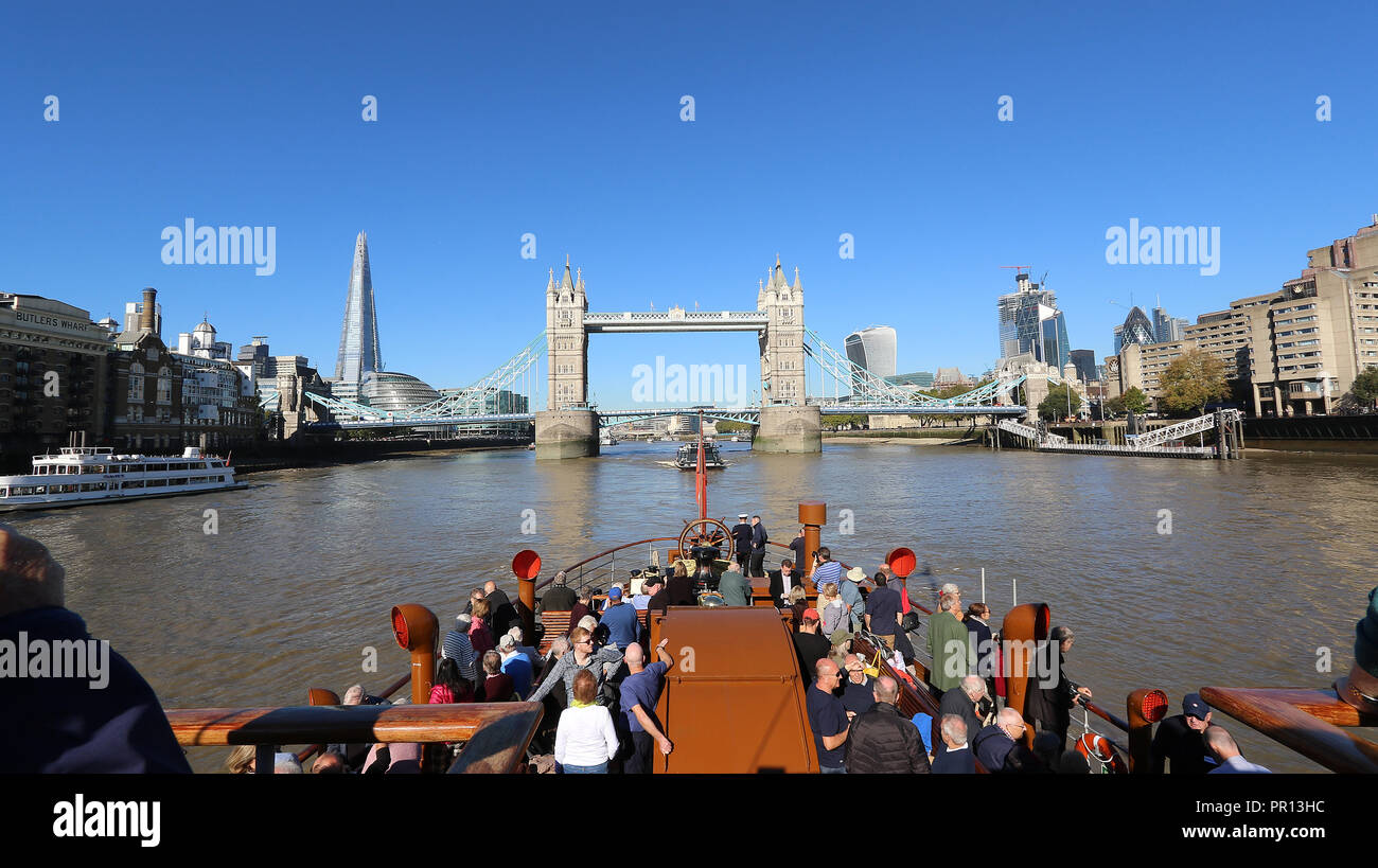 L'Écharde de Tower Bridge, à bord du bateau à aubes Waverley, Tamise, Londres, Royaume-Uni, 27 septembre 2018, photo de Richard Goldschmidt Banque D'Images L'Écharde de Tower Bridge, à bord du bateau à aubes Waverley, Tamise, Londres, Royaume-Uni, 27 septembre 2018, photo de Richard Goldschmidt Banque D'Images