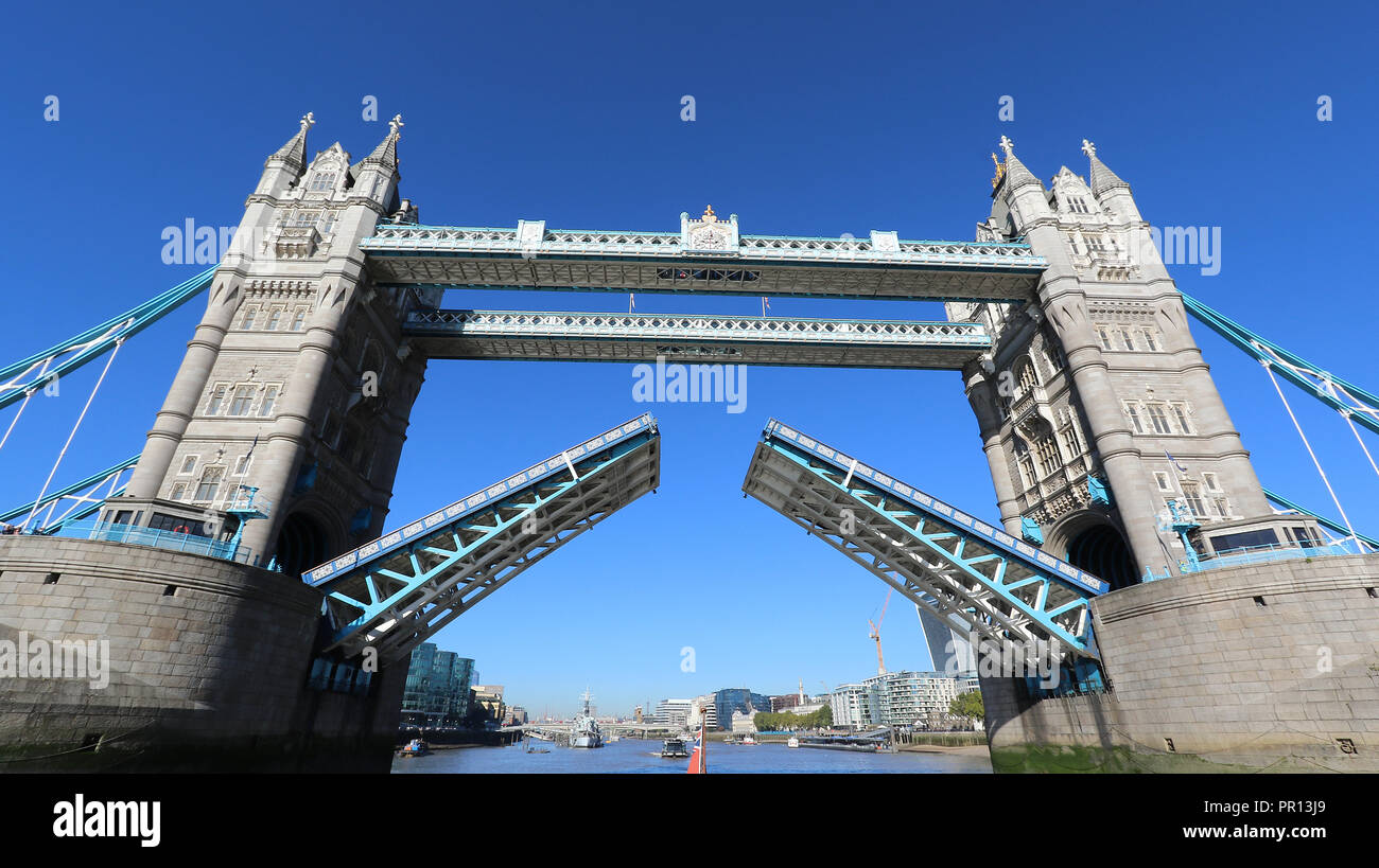 Tower Bridge, à bord du bateau à aubes Waverley, Tamise, Londres, Royaume-Uni, 27 septembre 2018, photo de Richard Goldschmidt Banque D'Images Tower Bridge, à bord du bateau à aubes Waverley, Tamise, Londres, Royaume-Uni, 27 septembre 2018, photo de Richard Goldschmidt Banque D'Images