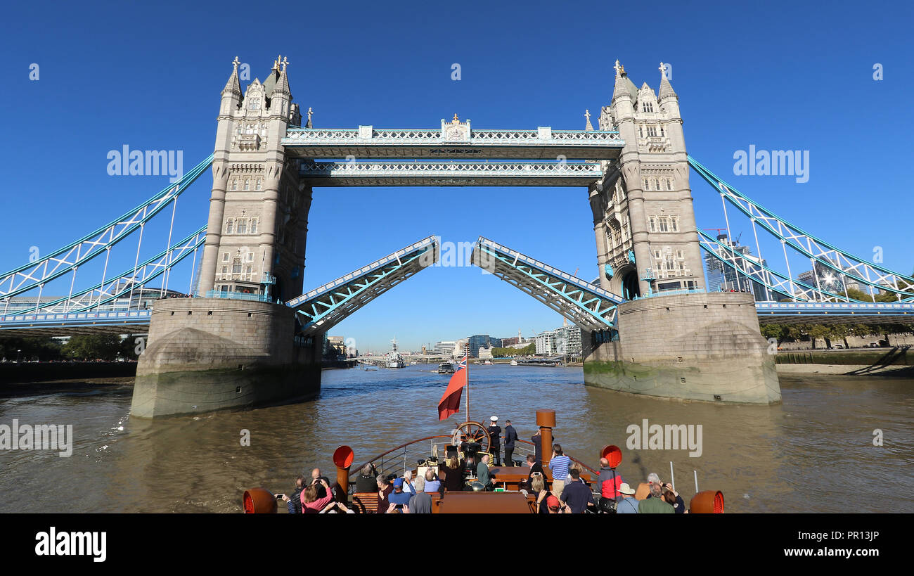 Tower Bridge, à bord du bateau à aubes Waverley, Tamise, Londres, Royaume-Uni, 27 septembre 2018, photo de Richard Goldschmidt Banque D'Images Tower Bridge, à bord du bateau à aubes Waverley, Tamise, Londres, Royaume-Uni, 27 septembre 2018, photo de Richard Goldschmidt Banque D'Images