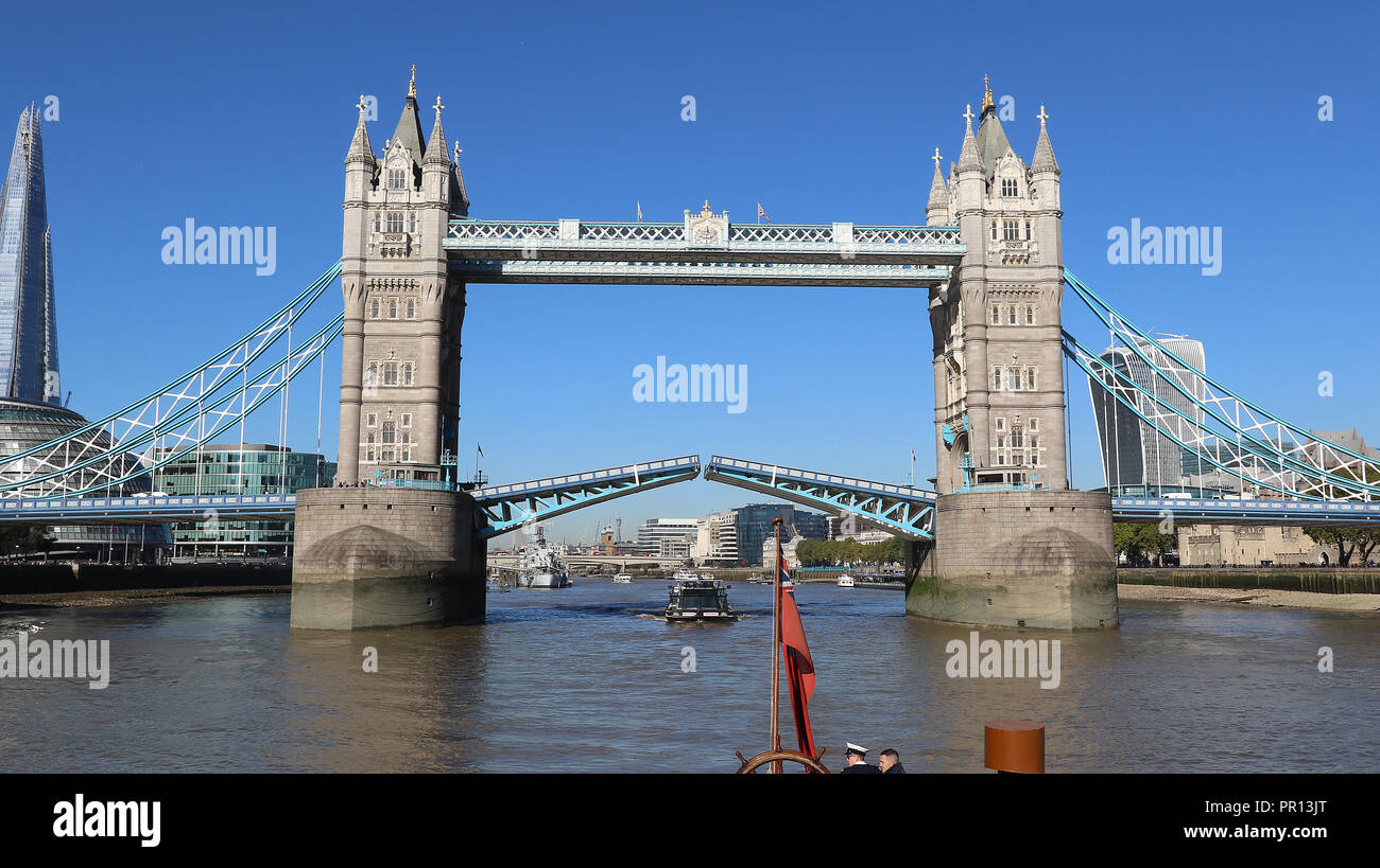 Tower Bridge, à bord du bateau à aubes Waverley, Tamise, Londres, Royaume-Uni, 27 septembre 2018, photo de Richard Goldschmidt Banque D'Images Tower Bridge, à bord du bateau à aubes Waverley, Tamise, Londres, Royaume-Uni, 27 septembre 2018, photo de Richard Goldschmidt Banque D'Images