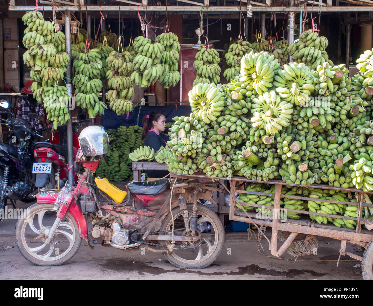 Panier moto transportant une lourde charge de bananes, Siem Reap, Cambodge, Indochine, Asie du Sud-Est, l'Asie Banque D'Images