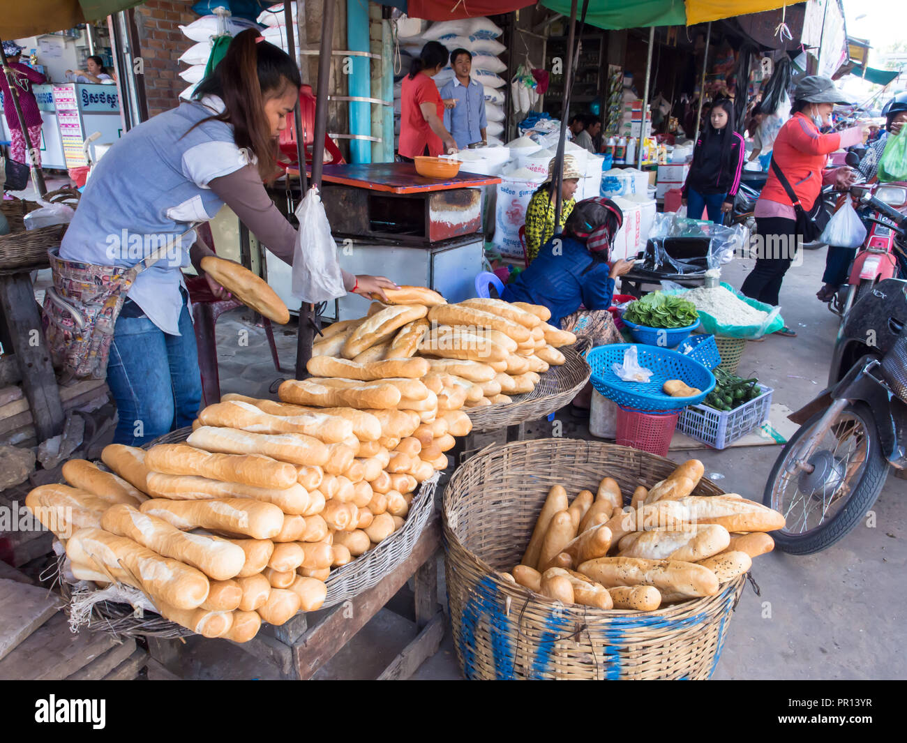 Baguettes vendu au marché, Siem Reap, Cambodge, Indochine, Asie du Sud-Est, l'Asie Banque D'Images