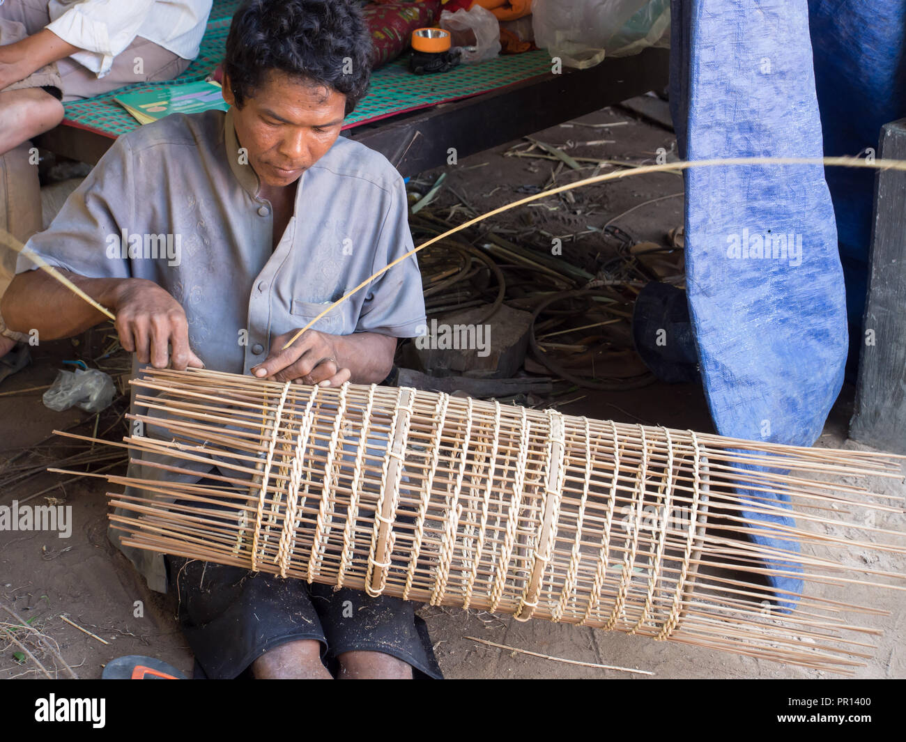 L'homme de faire un piège à poissons, village près de Siem Reap, Cambodge, Indochine, Asie du Sud-Est, l'Asie Banque D'Images