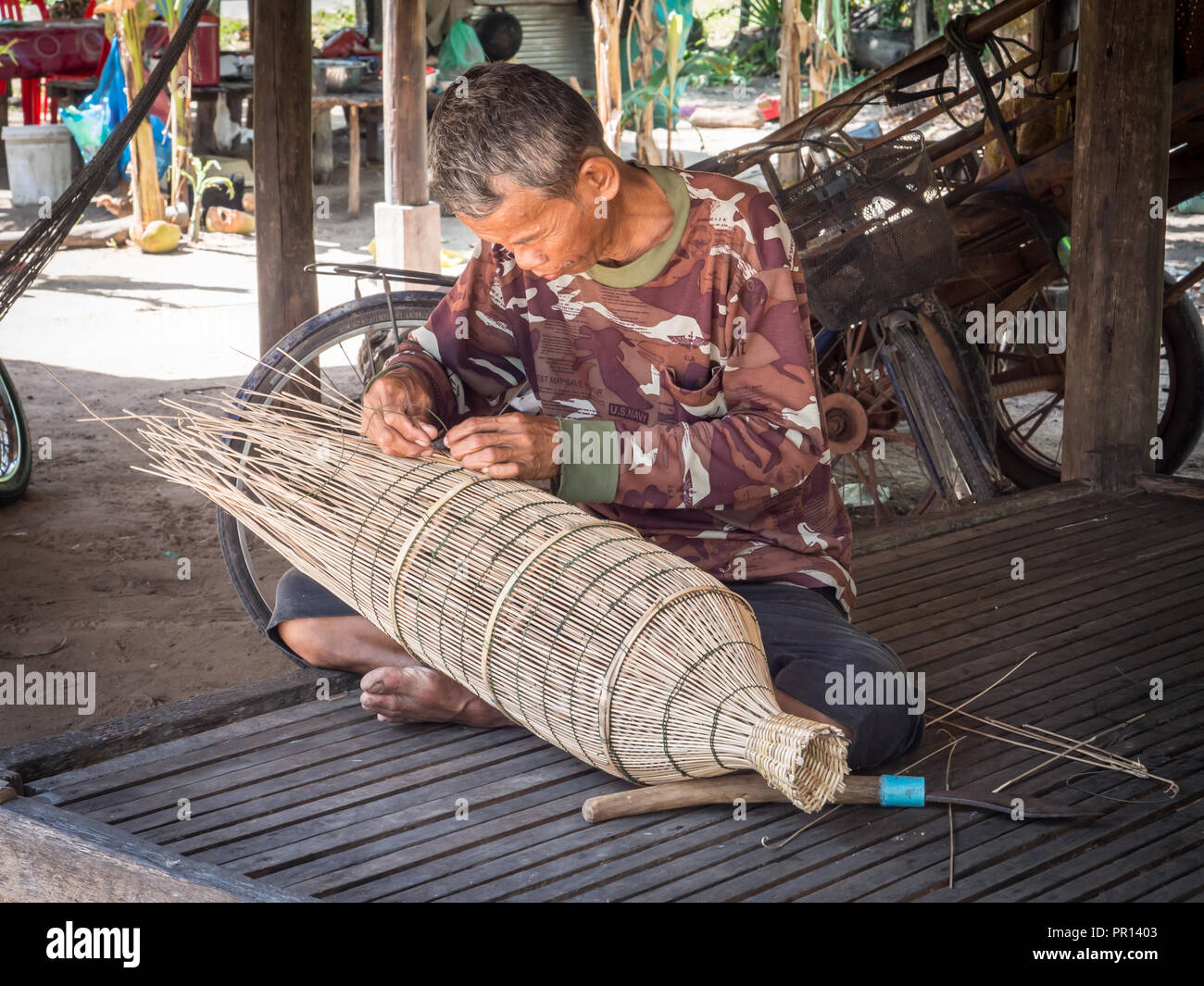 L'homme de faire un piège à poissons, village près de Siem Reap, Cambodge, Indochine, Asie du Sud-Est, l'Asie Banque D'Images