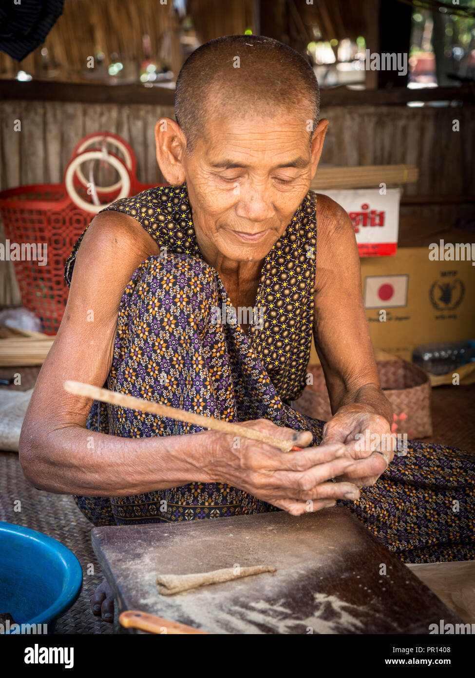 Vieille Femme faisant l'encens, village maison près de Siem Reap, Cambodge, Indochine, Asie du Sud-Est, l'Asie Banque D'Images