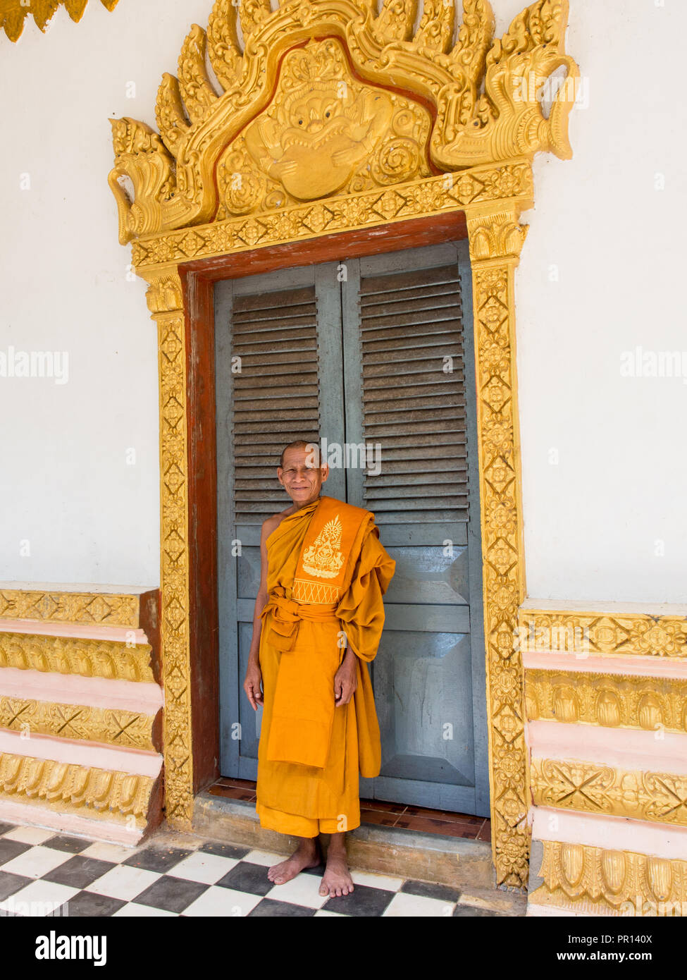 Tête de Moine Bouddhiste temple du village, près de Siem Reap, Cambodge, Indochine, Asie du Sud-Est, l'Asie Banque D'Images