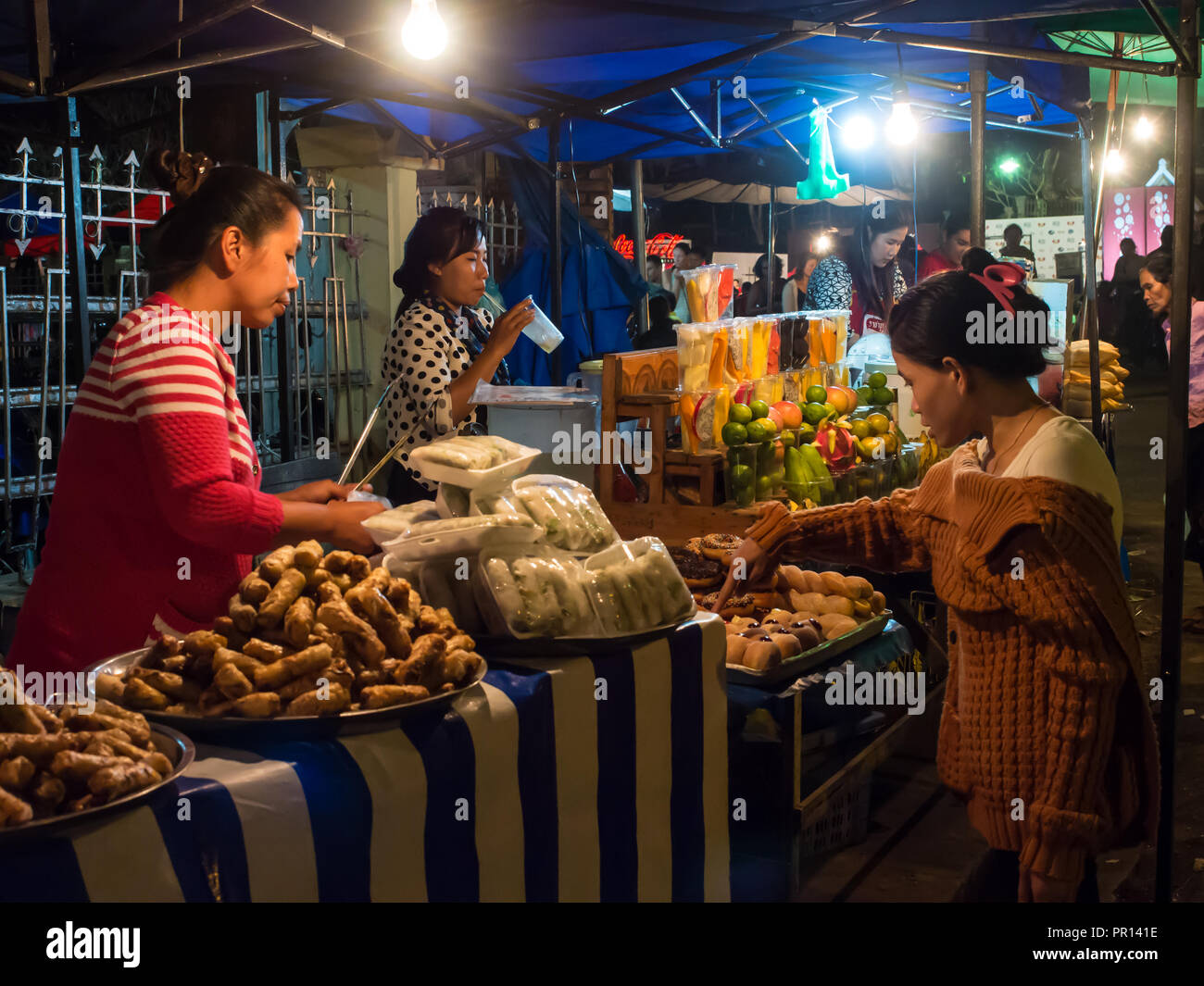 Stands de nourriture, le marché de nuit de Luang Prabang, Laos, Indochine, Asie du Sud-Est, l'Asie Banque D'Images
