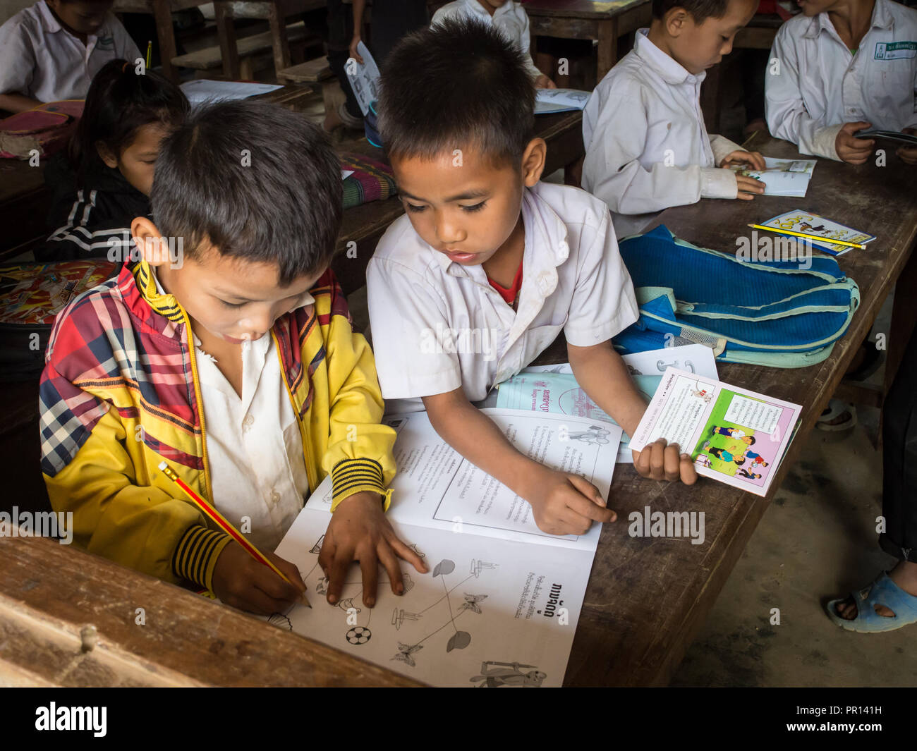 Les jeunes garçons à l'école de classe, Houy Mieng, Laos, Indochine, Asie du Sud-Est, l'Asie Banque D'Images