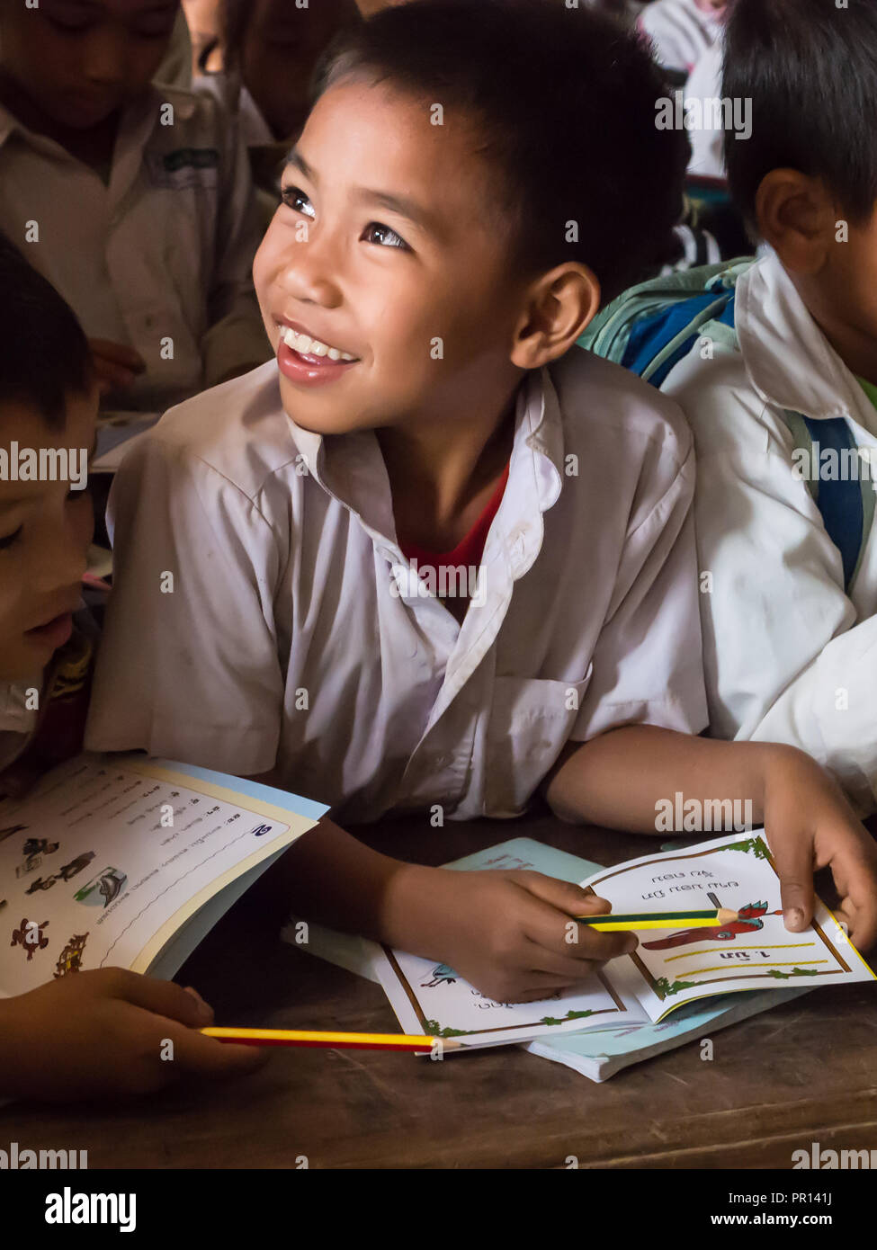 Jeune garçon à l'école de classe, Houy Mieng, Laos, Indochine, Asie du Sud-Est, l'Asie Banque D'Images