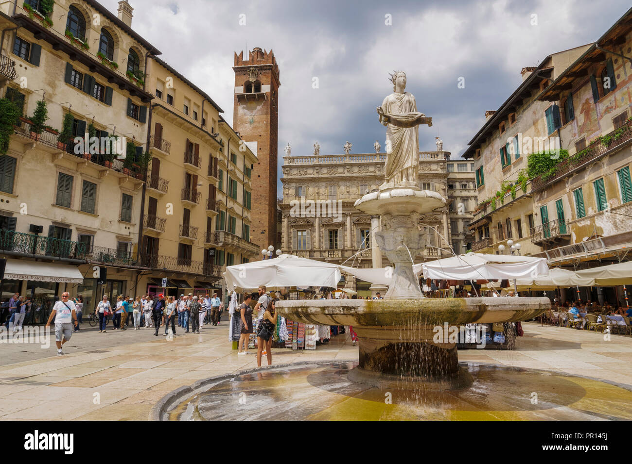 Piazza delle Erbe, 1368 fontaine fontaine en marbre avec Madonna statue à la place du marché, et palais Maffei en arrière-plan, Vérone, Vénétie, Italie, Europe Banque D'Images