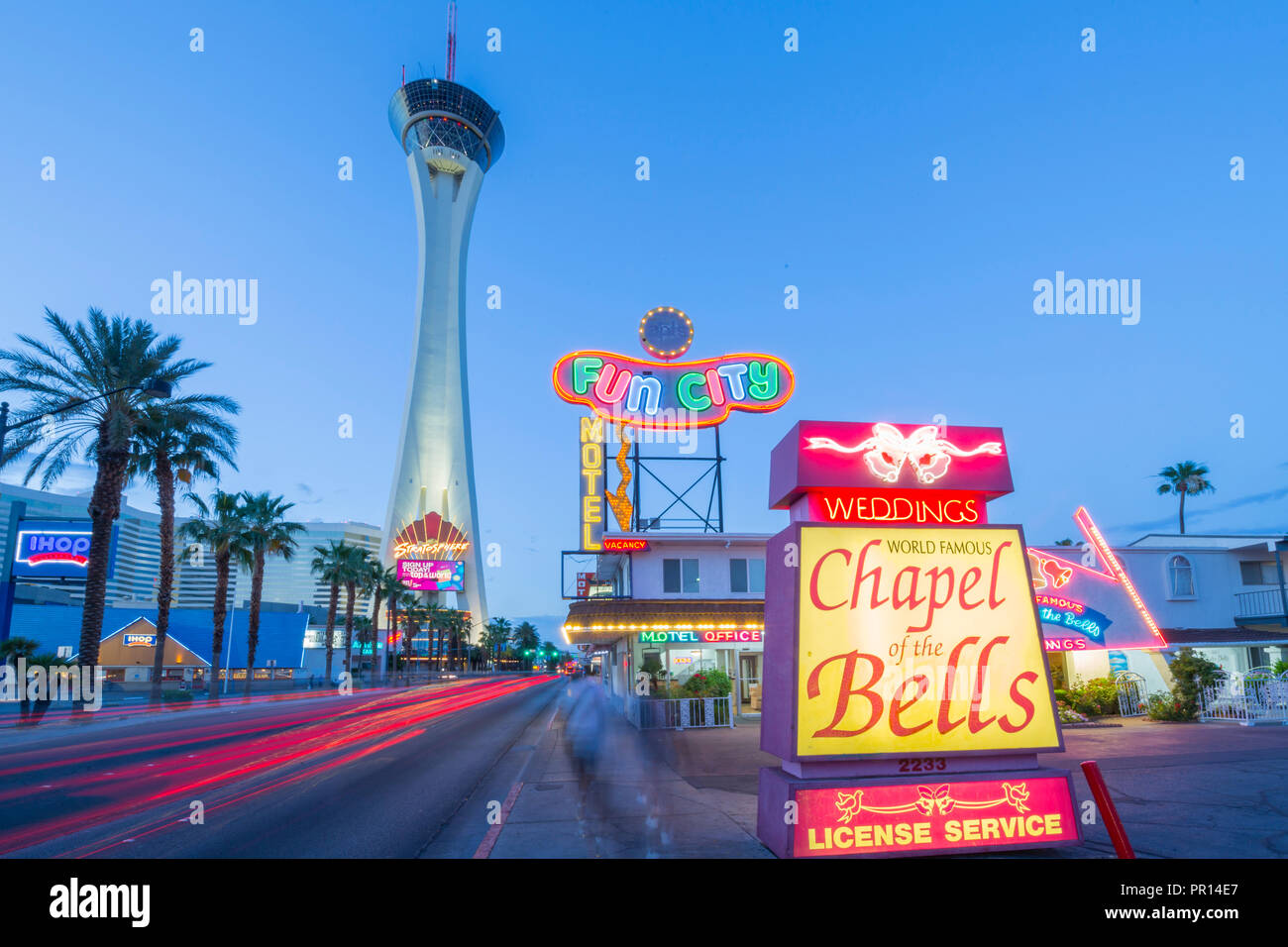 Vue sur Chapelle des cloches et de la stratosphère Tower au crépuscule, le Strip, Las Vegas Boulevard, Las Vegas, Nevada, États-Unis d'Amérique, Amérique du Nord Banque D'Images