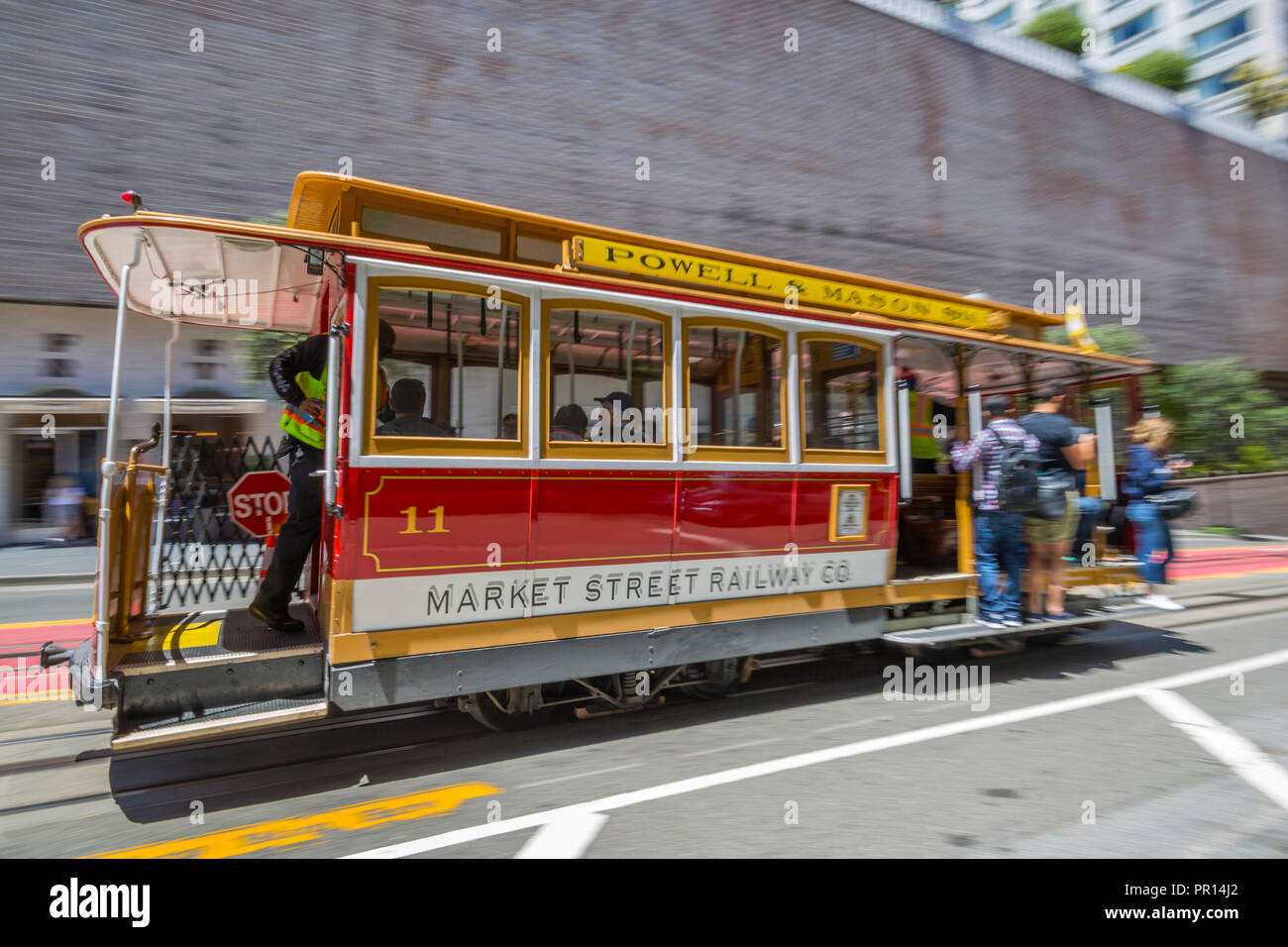 Téléphérique à mouvement rapide sur Powell Street, San Francisco, Californie, États-Unis d'Amérique, Amérique du Nord Banque D'Images