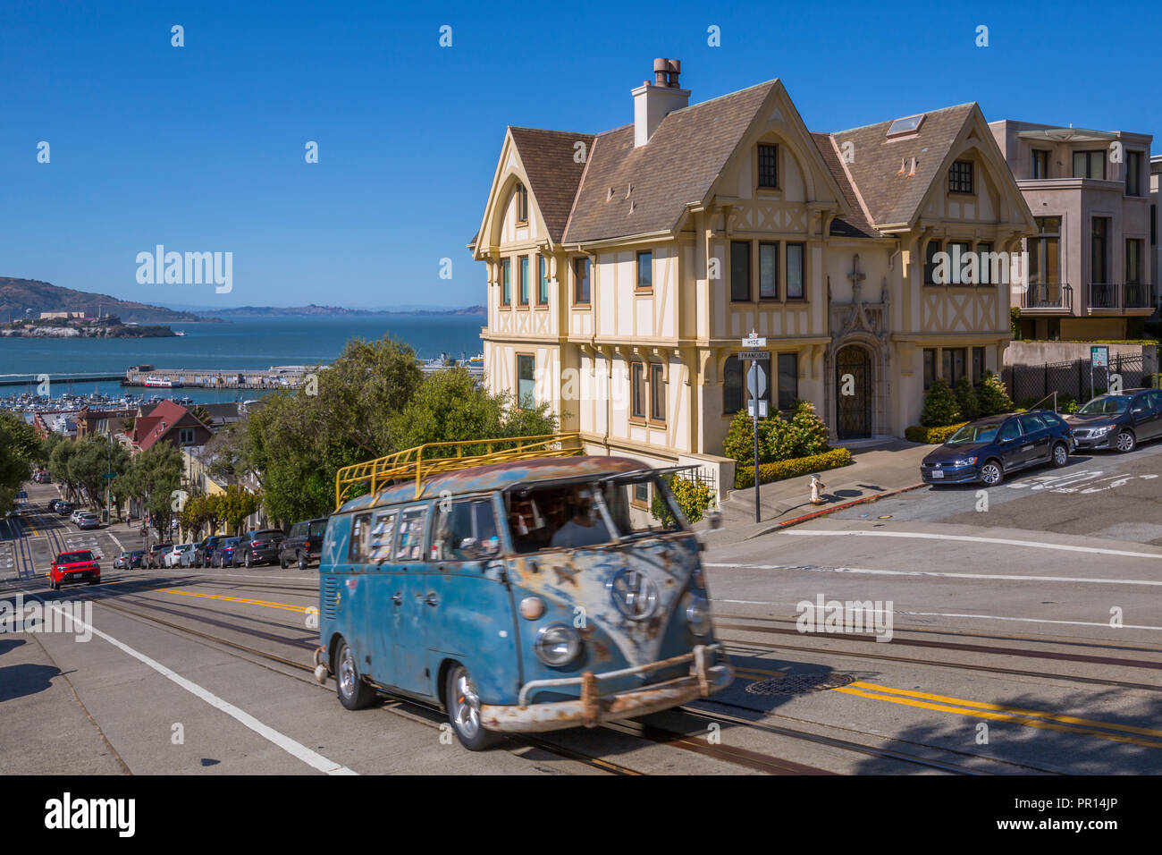 VW camper van sur Hyde Street et Alcatraz visible en arrière-plan, San Francisco, Californie, États-Unis d'Amérique, Amérique du Nord Banque D'Images