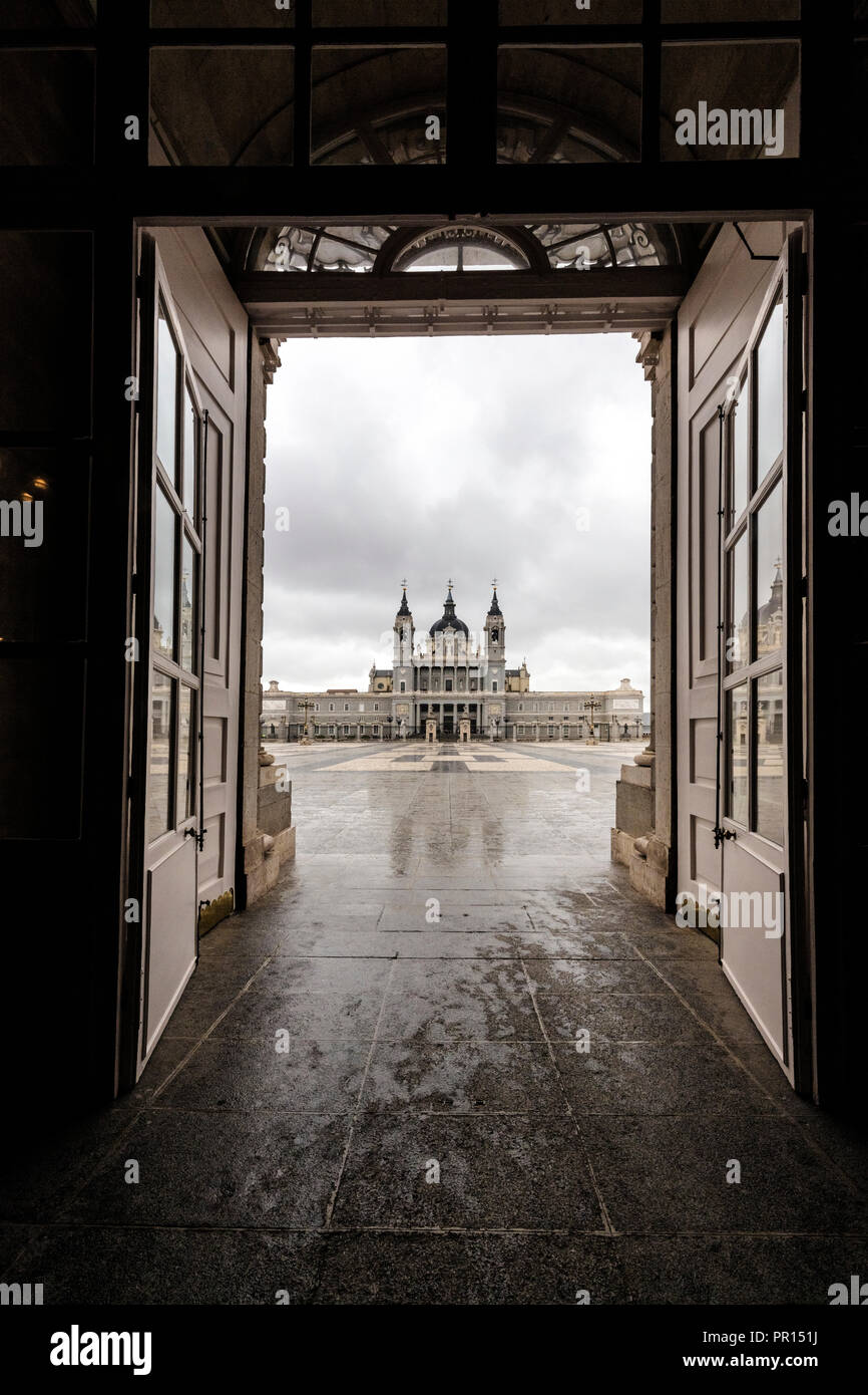 Cathédrale de l'Almudena vu de porte ouverte de Palais Royal, Madrid, Spain, Europe Banque D'Images