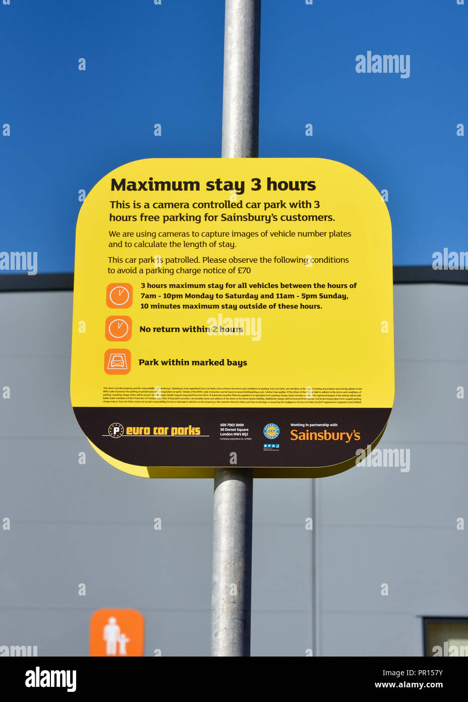 Restrictions de stationnement de voiture signe. Pour un séjour maximal de 3 heures. Supermarché Sainsbury's et Argos. Shap Road, Kendal, Cumbria, Angleterre, Royaume-Uni, Europe. Banque D'Images