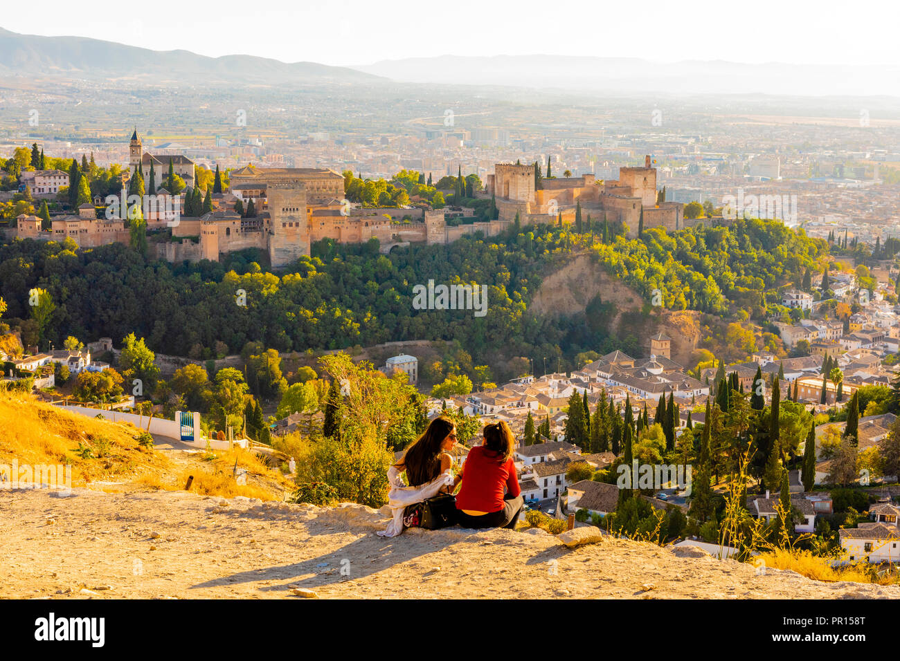 Deux femmes à la vue de l'Alhambra et à la Sierra Nevada, Granada, Andalousie, Espagne, Europe Banque D'Images