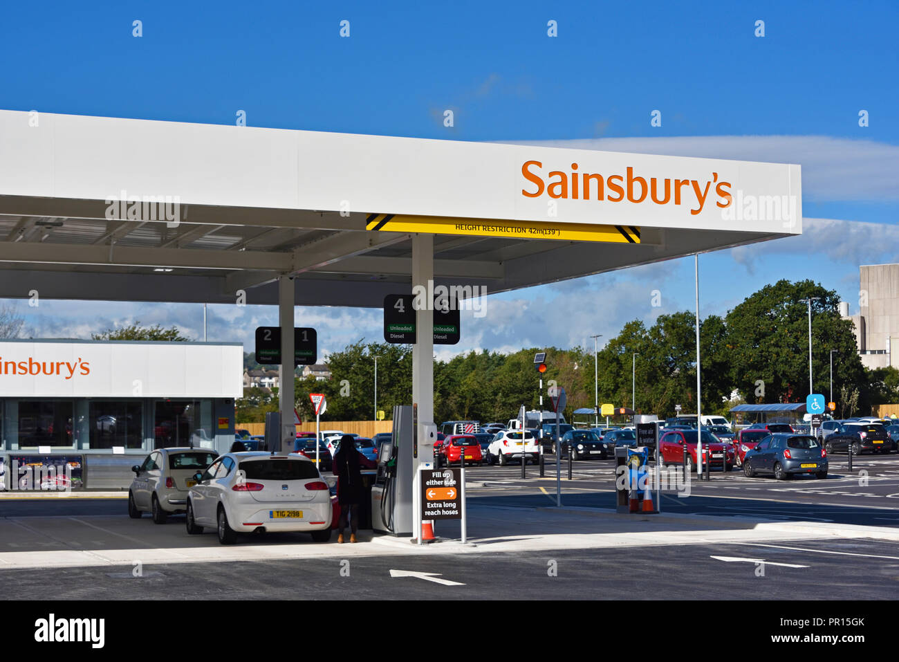 Station de remplissage au supermarché Sainsbury's et Argos. Shap Road, Kendal, Cumbria, Angleterre, Royaume-Uni, Europe. Banque D'Images
