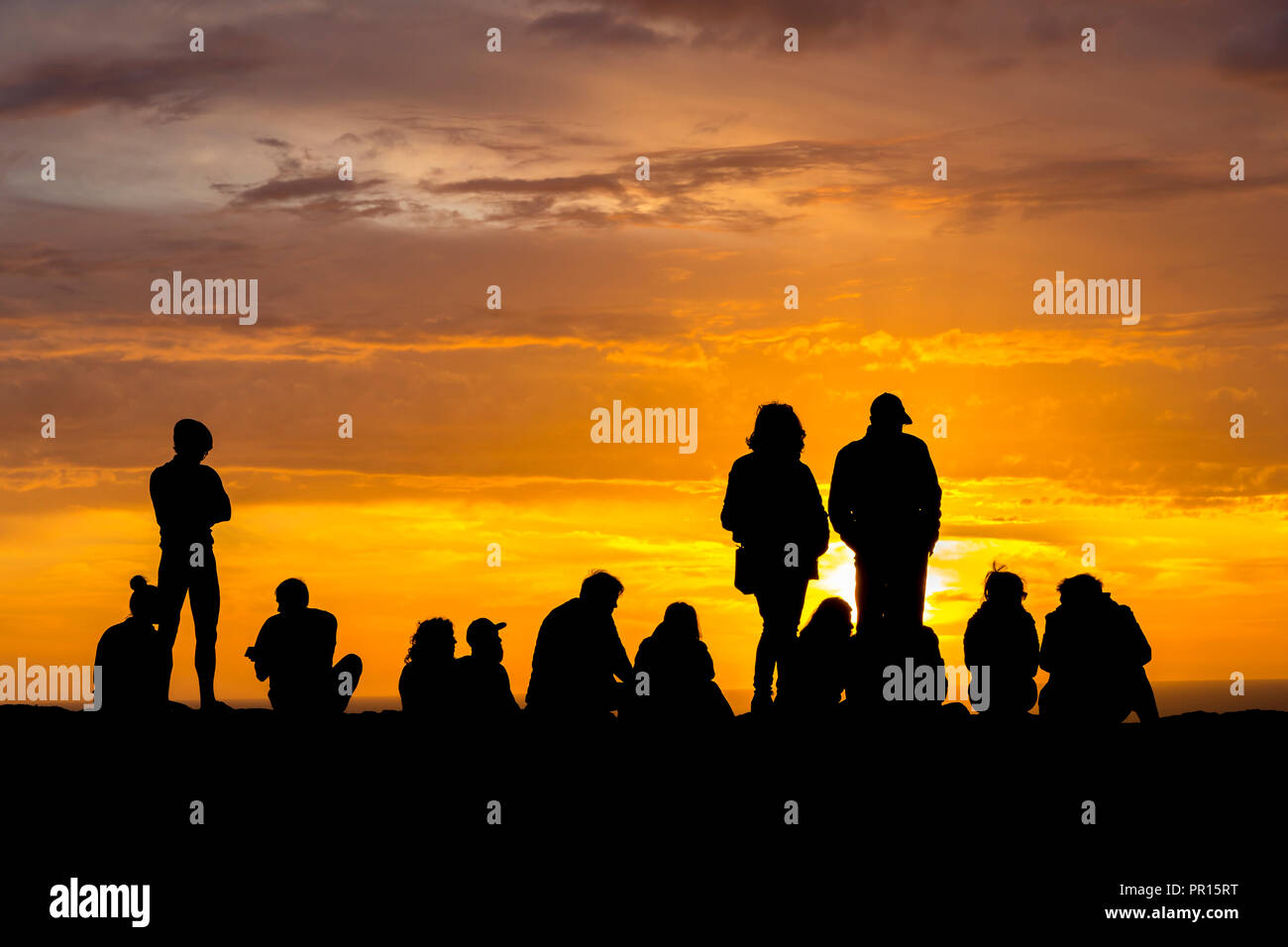 Silhouette de personnes appréciant le coucher du soleil au Cap Saint-Vincent, le plus sud-ouest de l'Europe, Quarteira, Algarve, Portugal, Europe Banque D'Images
