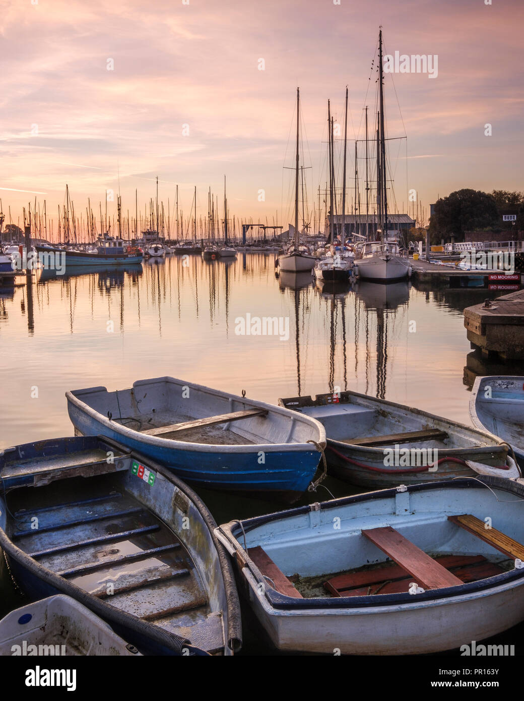 Tôt le matin, la lumière sur les offres, les yachts et bateaux de pêche à quai, Lymington, Hampshire, Angleterre, Royaume-Uni, Europe Banque D'Images
