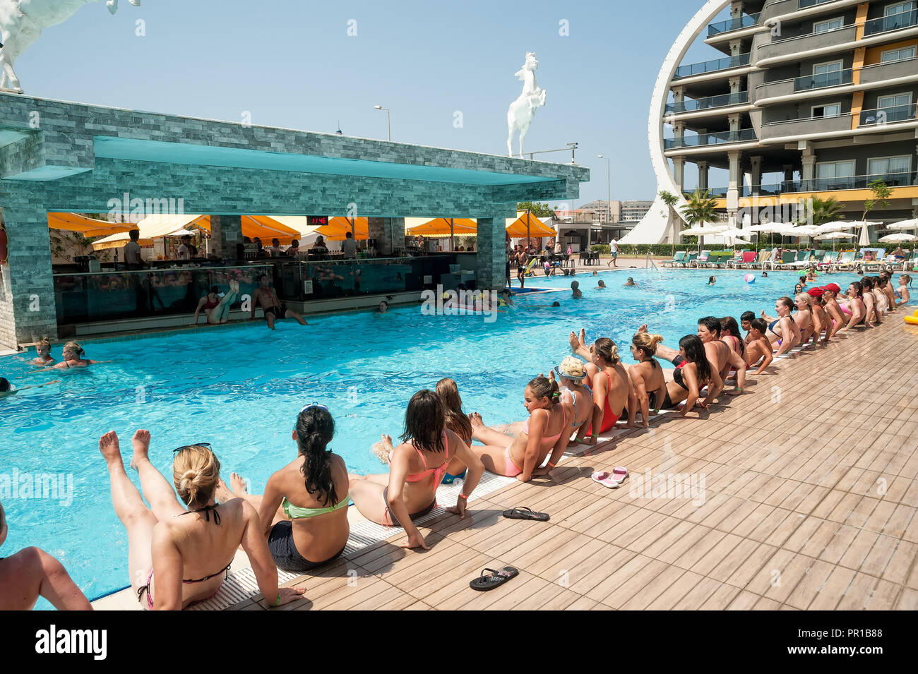 Les femmes qui font aquagym dans une piscine Banque D'Images