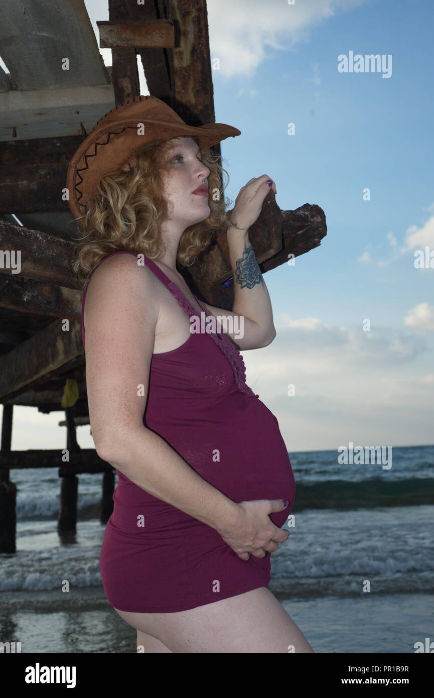 Femme grossesse jouer sur le rivage, la mer côtière Banque D'Images