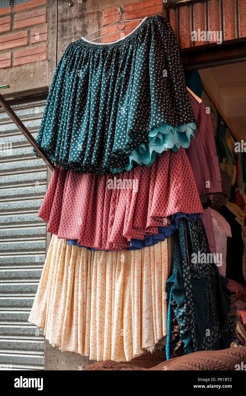 Bolivien typique jupes et robes locales, Copacabana - Bolivie Photo Stock -  Alamy