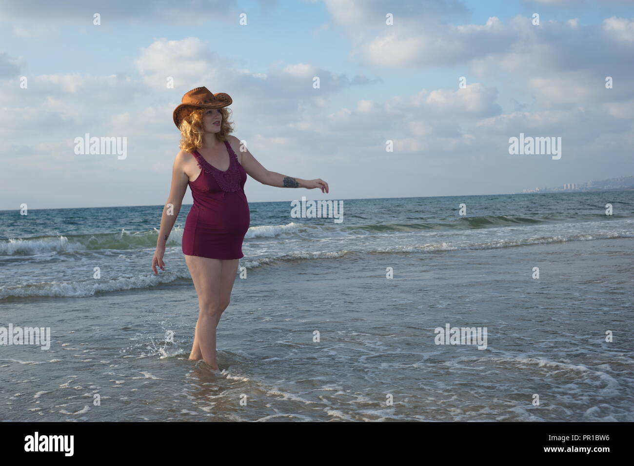 Femme grossesse jouer sur le rivage, la mer côtière Banque D'Images