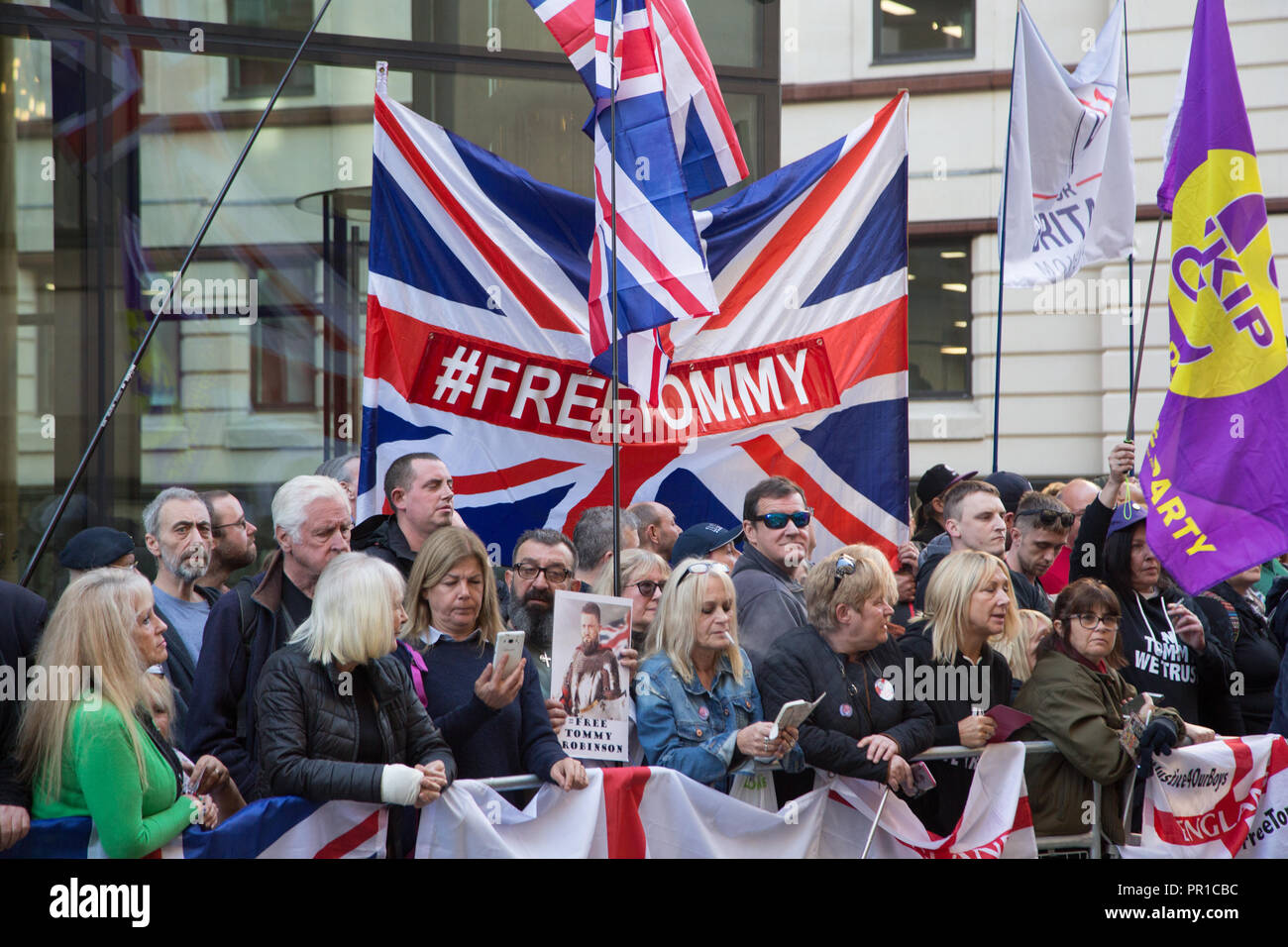 Tommy Robinson partisans cheer le militant d'extrême-droite à l'extérieur de l'ancienne cour Bailey. Banque D'Images