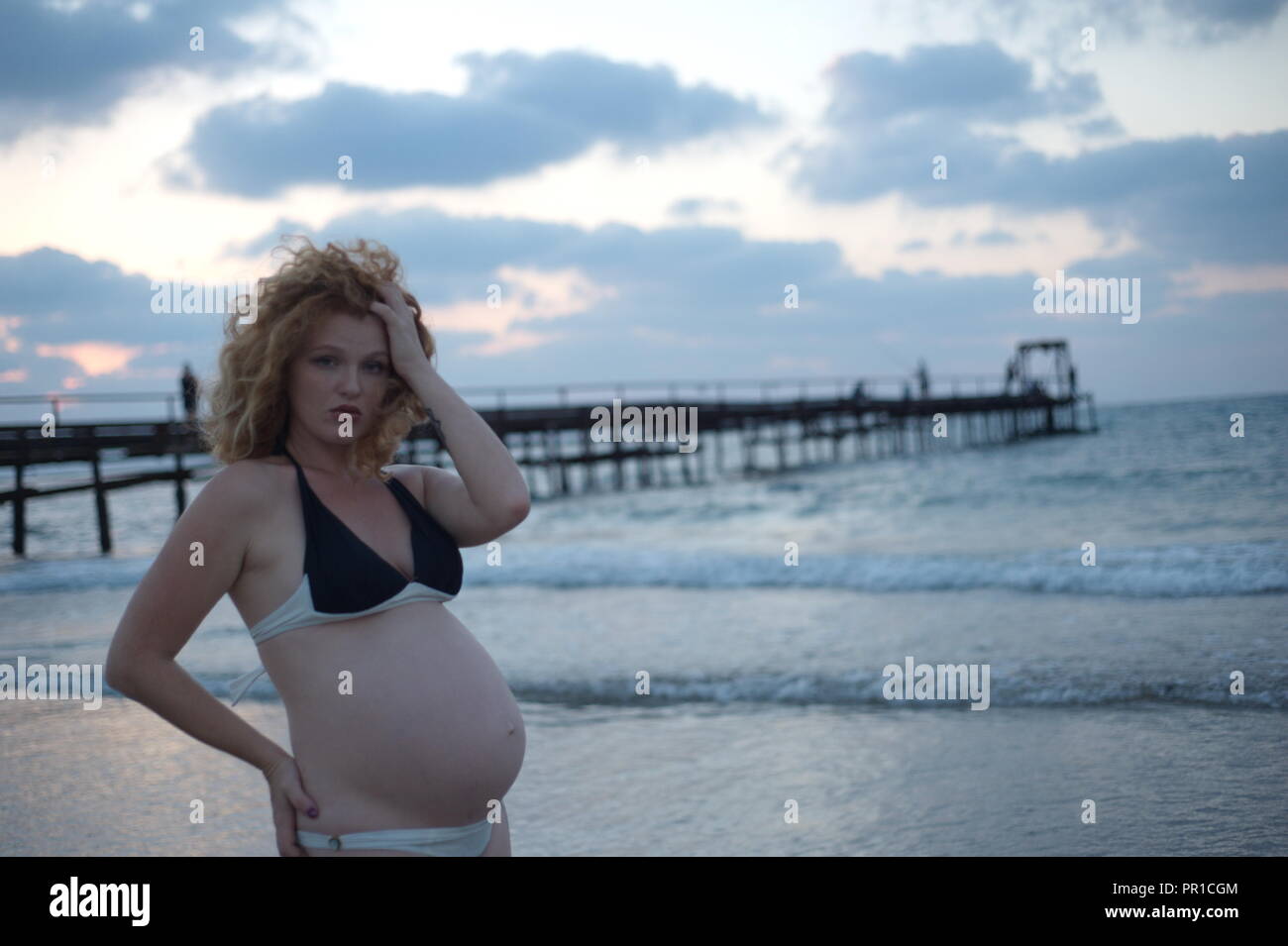 Femme grossesse, bikini sur la côte, de la mer Banque D'Images