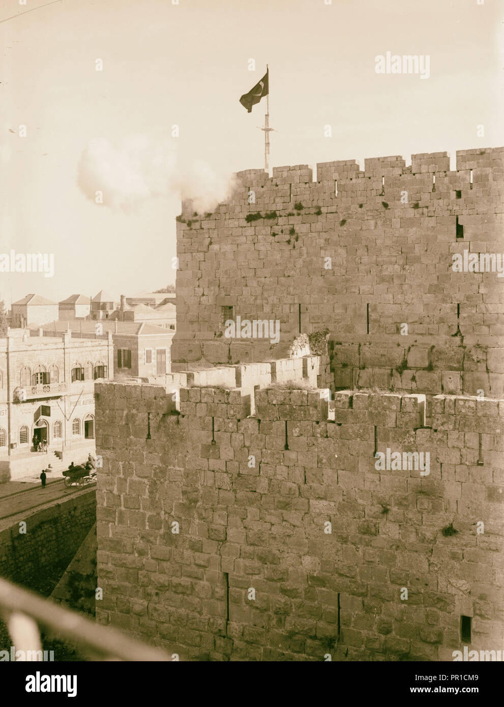 Autour du mur de la ville la tour de David. Ramadan tir cannon durant la période turque. 1898, Jérusalem, Israël Banque D'Images