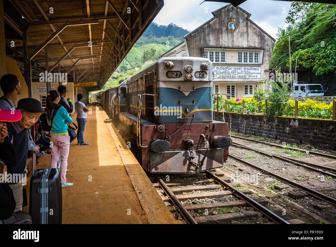 Nanu Oya à Ella train arrivant en gare de Nanu Oya au Sri Lanka le 24 septembre 2106 Banque D'Images