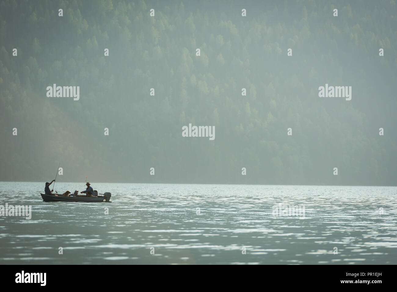 Deux pêcheurs pêcher dans la rivière Banque D'Images