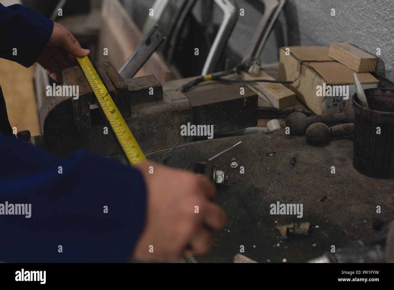 Mécanicien de voiture de mesure partie mâle Banque D'Images