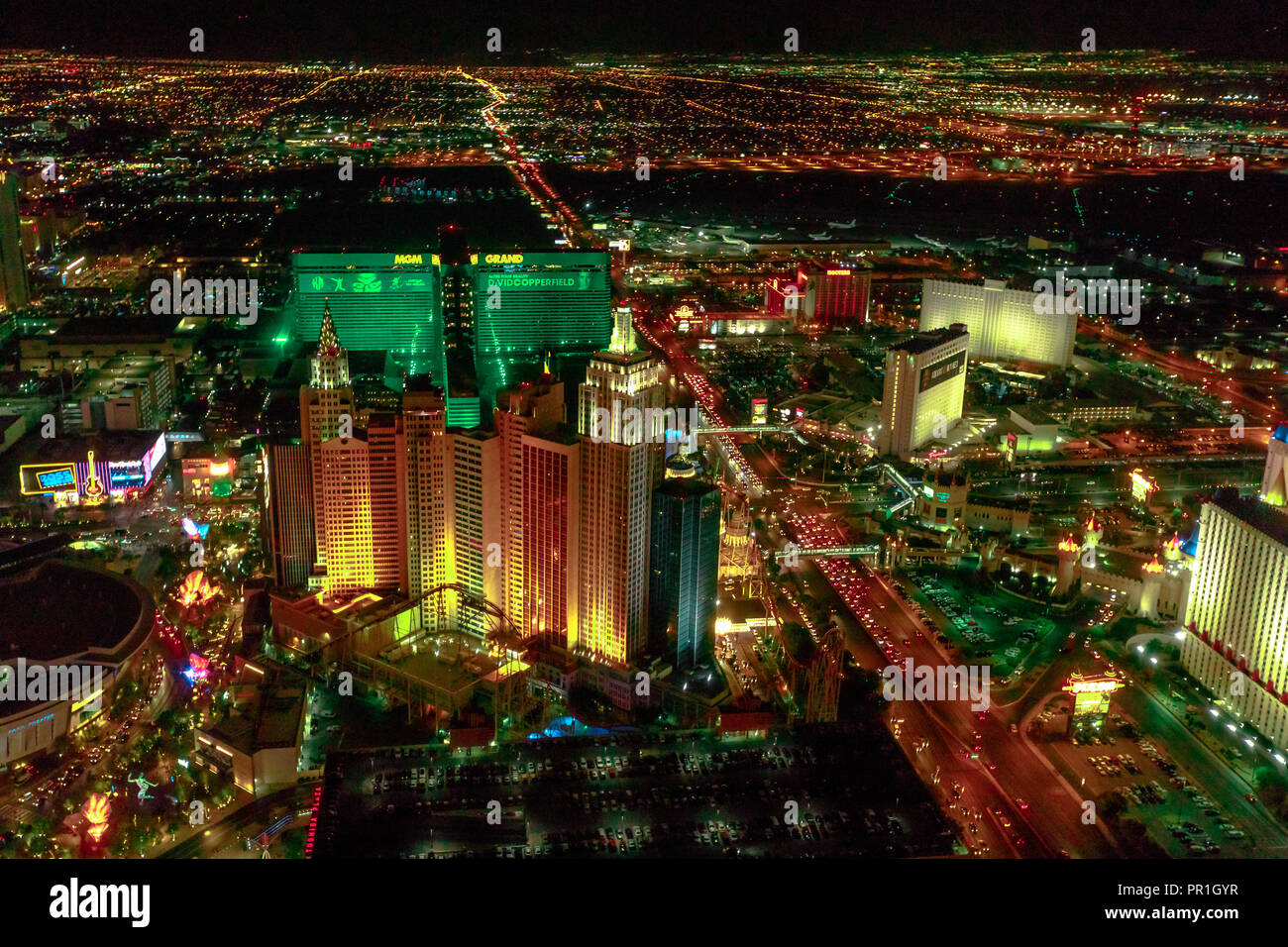 Las Vegas, Nevada, United States - 18 août 2018 : Vue aérienne de la Bande  de Las Vegas Skyline illuminée par la nuit. Vol panoramique au-dessus : MGM  Grand et New York -