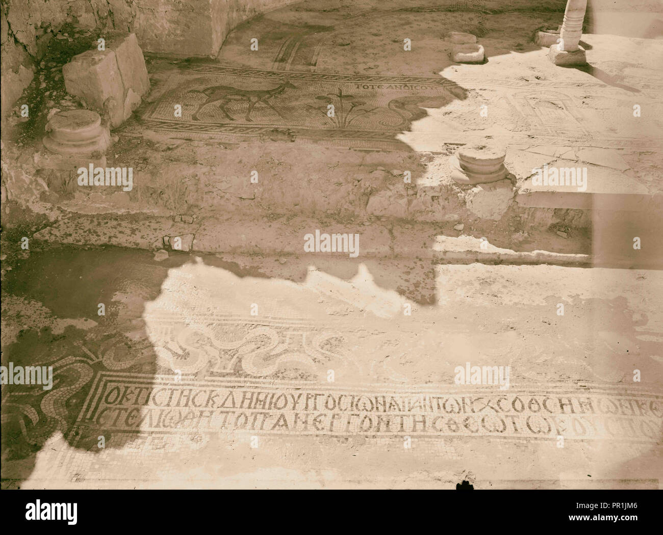 Le Mont Nebo. "Jebel Nebba'. Nebo, chapelle de Sainte Marie. L'inscription grecque mosaïque avant l'abside. 1933, Jordanie Banque D'Images