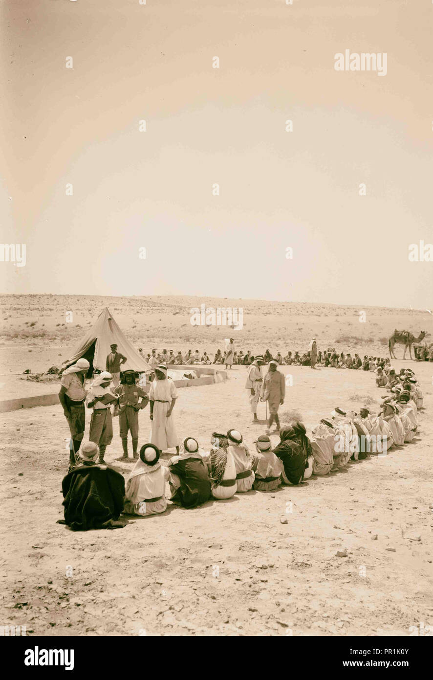 Locust plagues en Palestine. Méthodes de lutte contre l'invasion acridienne. Appel nominal dans le camp de criquets. En pays désertique Banque D'Images Locust plagues en Palestine. Méthodes de lutte contre l'invasion acridienne. Appel nominal dans le camp de criquets. En pays désertique Banque D'Images