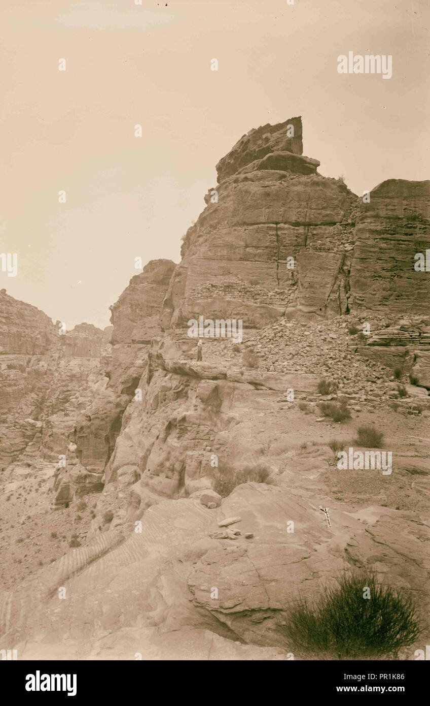 Wadi Musa (Petra). Zone de El-Habis. El-Habis fortifications. La colline de l'acropole. Montrant l'ascension presque inaccessible. 1920, Jordanie Banque D'Images