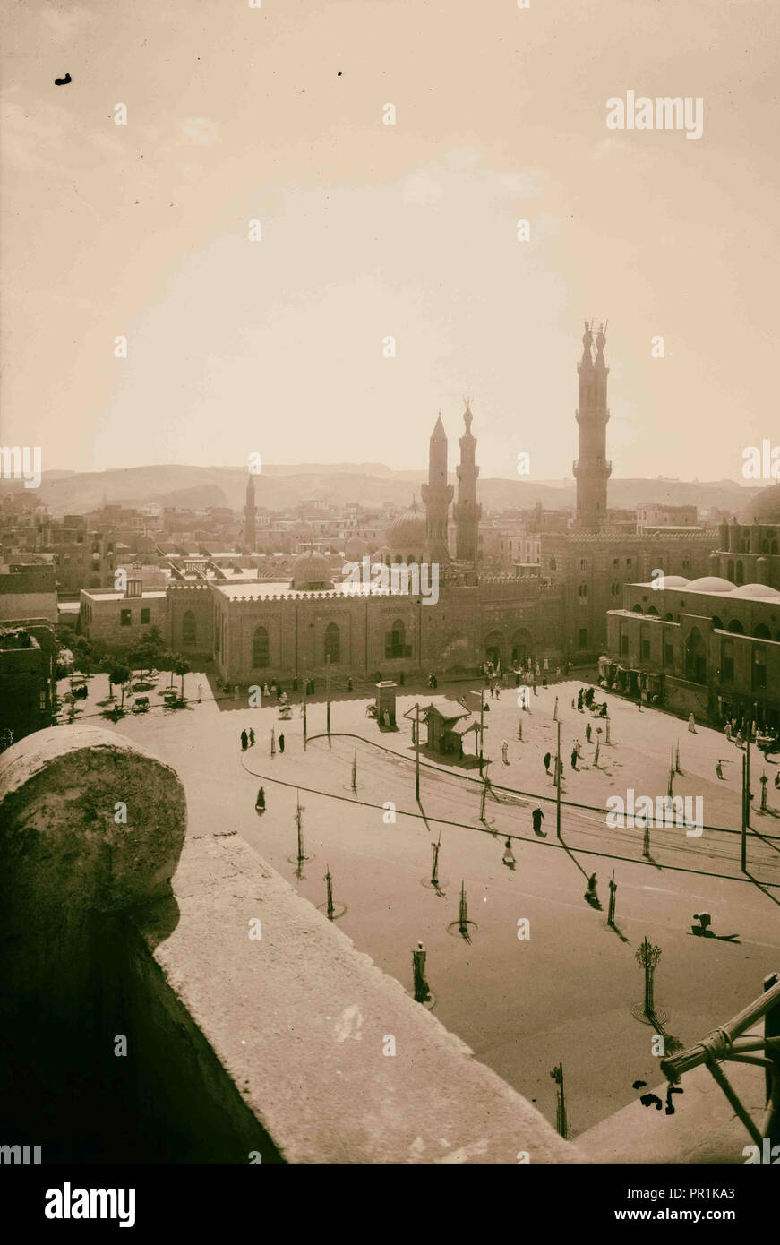 Le Caire, Égypte et du district. Mosquée d'el-Azhar. Vue générale, regardant vers l'Est vers le Mokattam hills. 1934, l'Égypte, Le Caire Banque D'Images