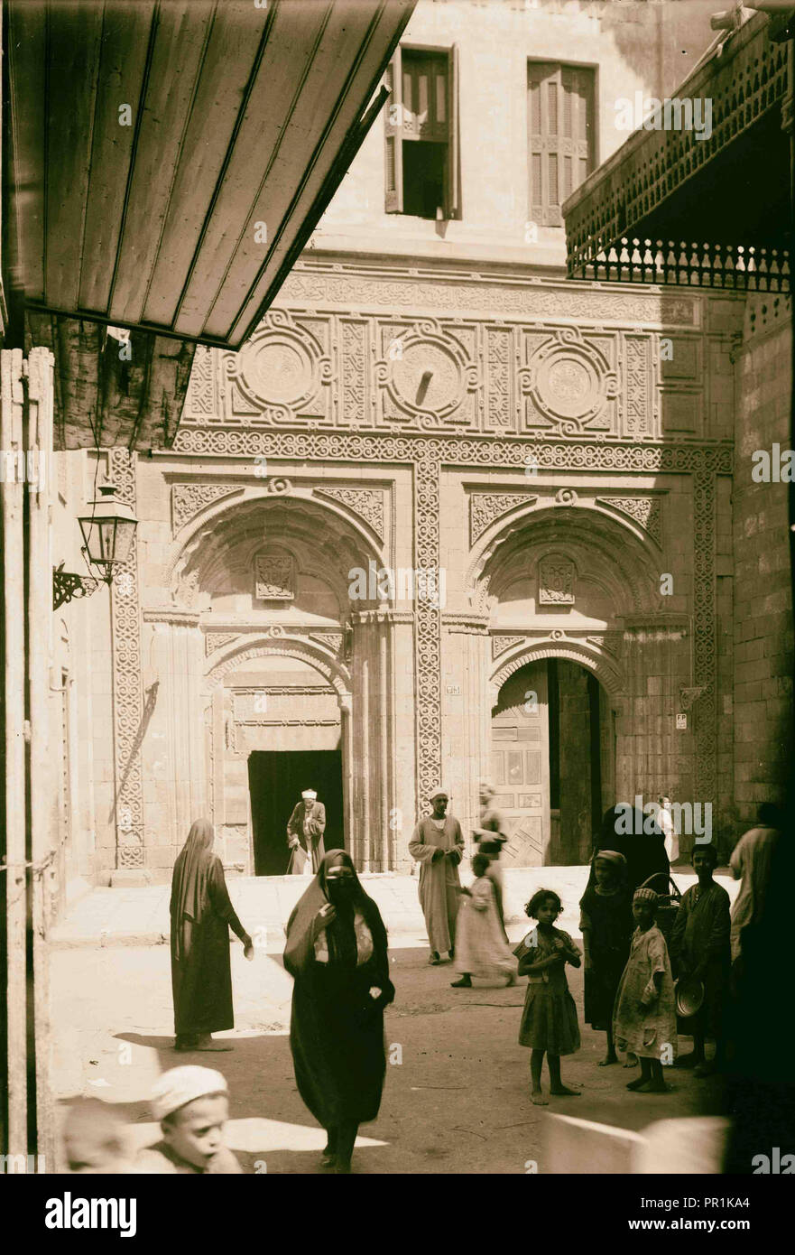 Le Caire, Égypte et du district. Mosquée d'el-Azhar. Entrée sud montrant élaborer l'arabesque modèle. 1934, l'Égypte, Le Caire Banque D'Images