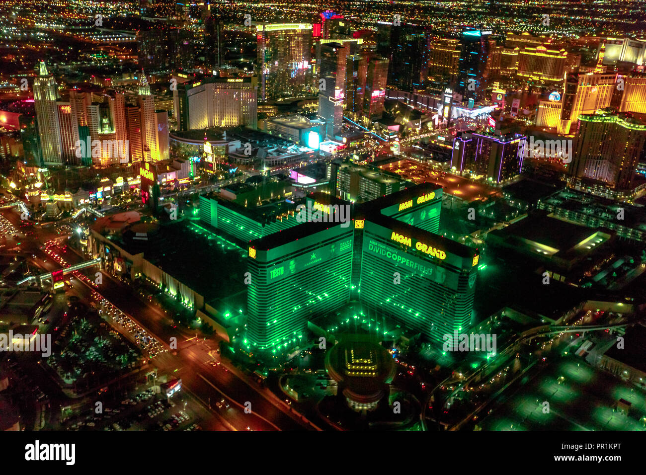 Las Vegas, Nevada, United States - 18 août 2018 : Vue aérienne de Las Vegas  Skyline illuminé. Vol panoramique au-dessus : MGM Grand et New York - New  York Hotel and Casino.