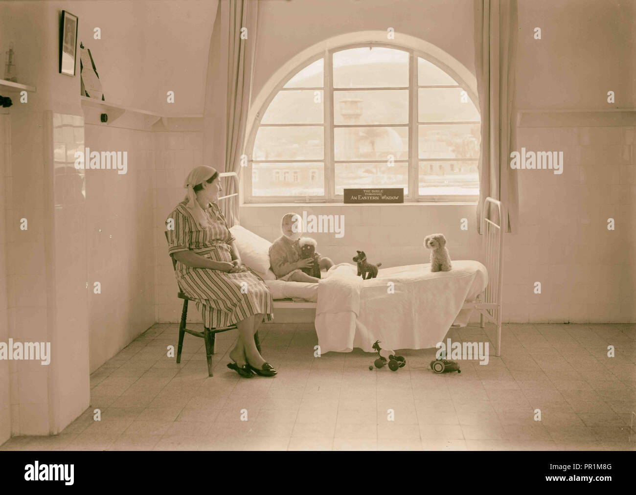 L'hôpital de mission de Sylvestre, Tibériade. Un petit garçon juif patient dans l'hôpital de mission de Sylvestre, Tibériade. Tibériade, Israël, 1934 Banque D'Images