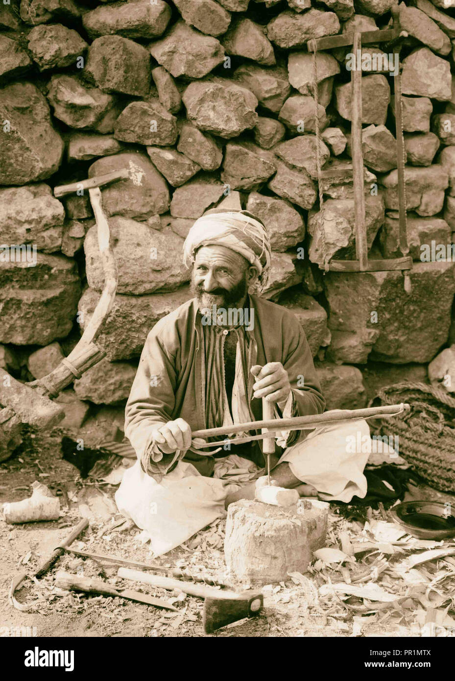 Types de paysans Village Carpenter. (Fabrication de charrues) 1898, au Moyen-Orient, Israël et/ou Palestine Banque D'Images
