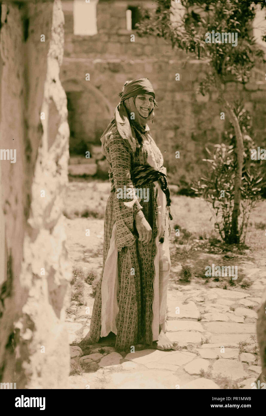 Types de paysans. Jeune fille de Nazareth. (Dans la vieille robe de brocart). 1898, Israël, Nazareth Banque D'Images