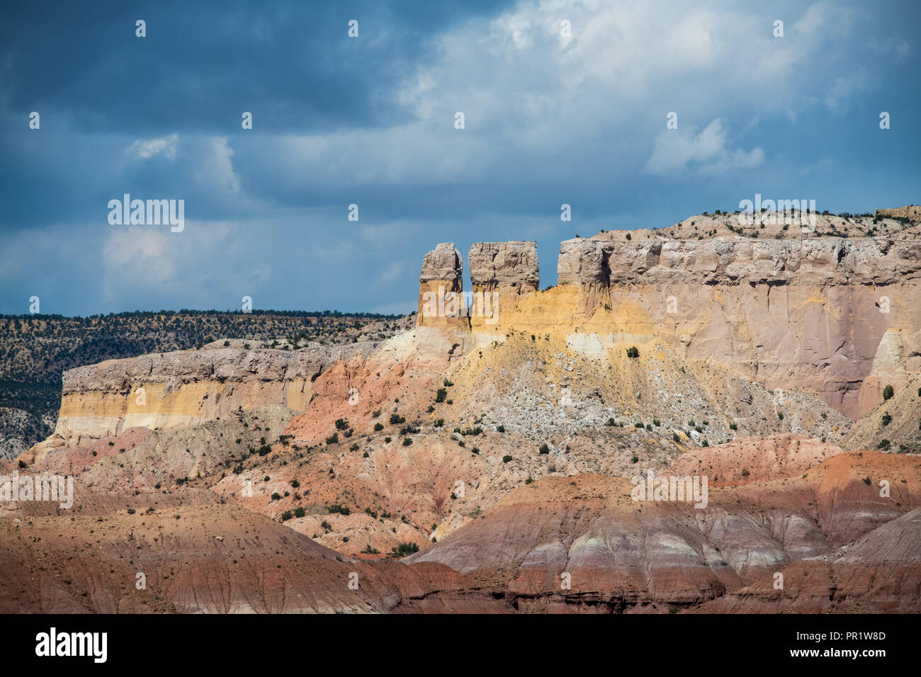 Formations rocheuses multicolores, des falaises, et mesa sous un ciel d'orage à Ghost ranch près de Abiquiu, Nouveau Mexique dans le sud-ouest américain Banque D'Images